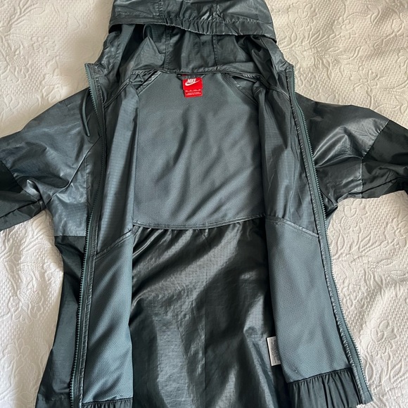 Nike Women's Two-Tone Windbreaker Jacket - Picture 7 of 11